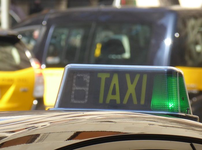 グリーンライトが付いているタクシー　バルセロナ