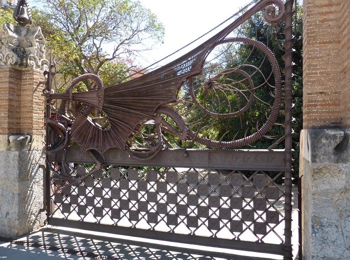 ガウディ　ドラゴンの門