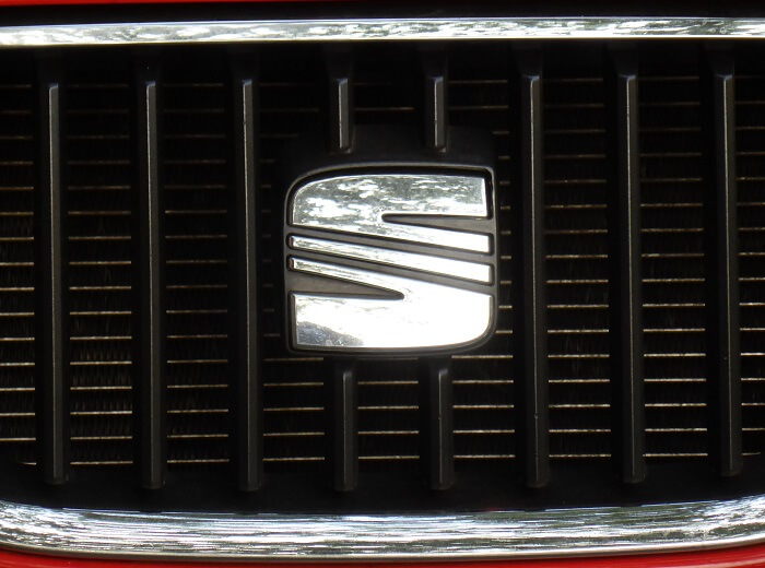 自動車メーカー