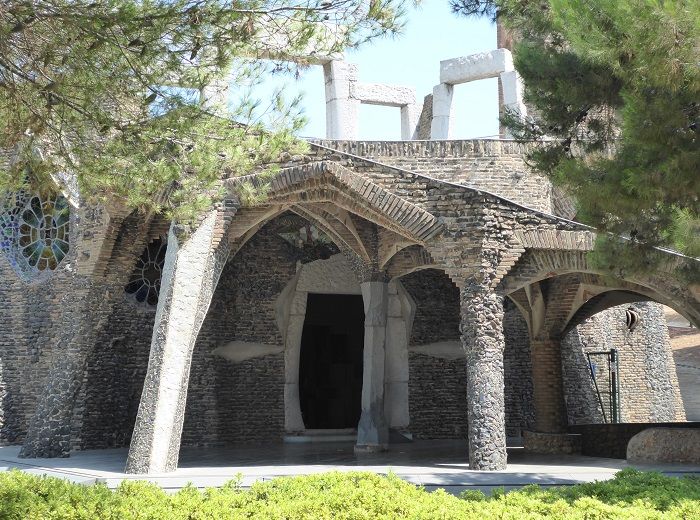 バルセロナ　コロニアグエル教会　ガウディ