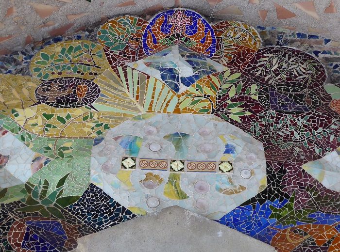 ガウディ　壊れたタイル