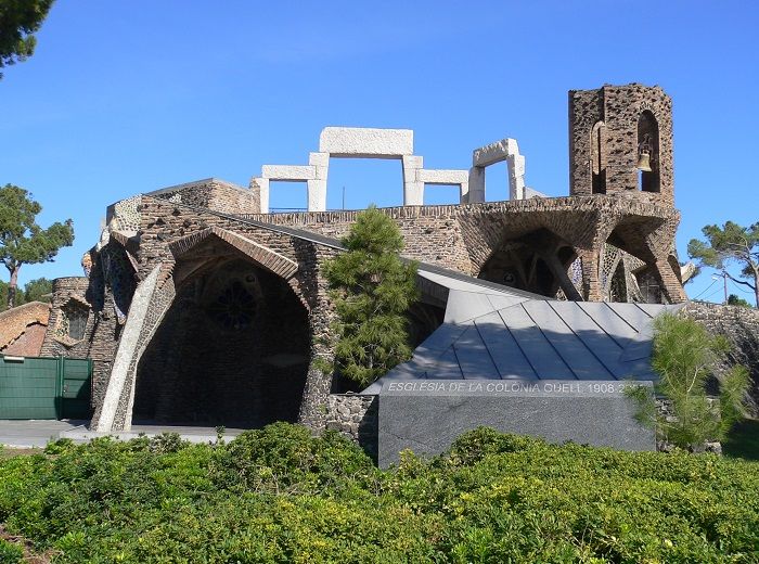 ガウディ教会　コロニアグエル　ツアー