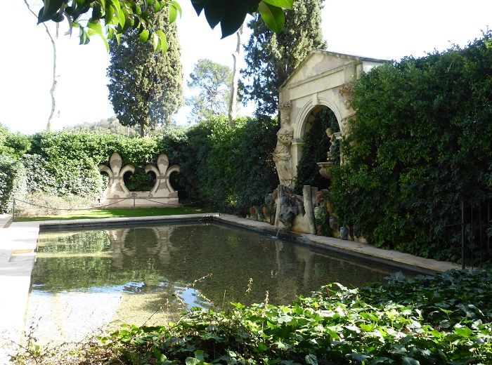 細長い足　像　プボル城