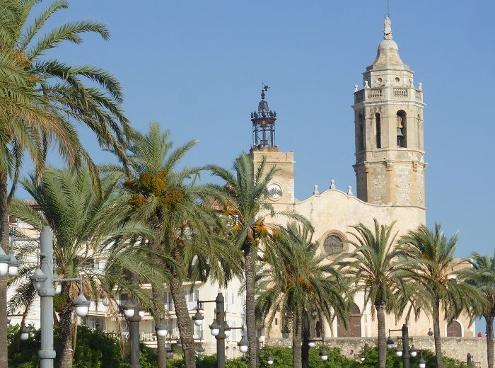 シッチェス教会とビーチ